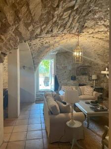 ein Wohnzimmer mit einem Sofa und einem Tisch in der Unterkunft Beautiful South of France Home with Pool in Gabian
