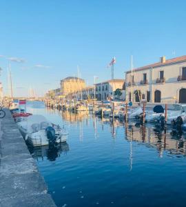 Eine Gruppe von Booten liegt in einem Hafen vor Anker. in der Unterkunft Beautiful South of France Home with Pool in Gabian