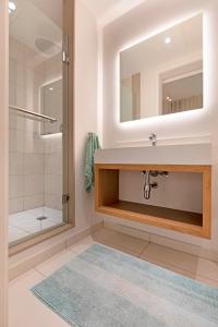 ein Bad mit einem Waschbecken und einer Dusche in der Unterkunft Ki Residence in Grand Baie