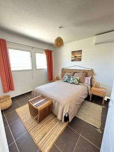 Un dormitorio con una cama grande y una ventana en Wave Coconut Villa en Le Moule