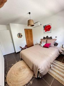 ル・ムルにあるWave Coconut Villaのベッドルーム1室(大型ベッド1台、大きなラグ付)