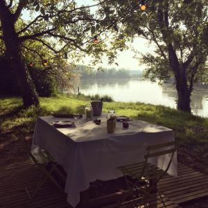 a dinner table with a view of a lake at La Cale de Barie in Barie