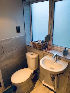 Ένα μπάνιο στο Deluxe Double Room with Private Amenities