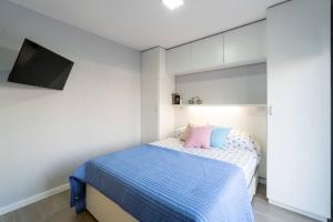 ein kleines Schlafzimmer mit einem Bett und einem TV in der Unterkunft Mv depa - Unico y exclusivo departamento en el centro de Córdoba in Cordoba