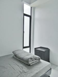 a white room with a bed and a window at Rumah Kembar DI kawasan wisata lembang in Citeureup 1