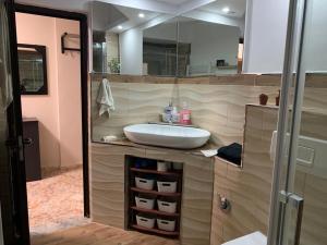 y baño con lavabo y espejo. en Ferienwohnung Durres Albania en Durrës