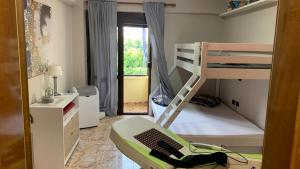 1 dormitorio con litera y escritorio con ordenador en Ferienwohnung Durres Albania en Durrës