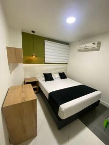 1 dormitorio con 1 cama grande en una habitación en HOTEL ESTADIO DORADO, en Medellín
