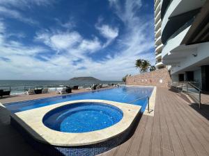 Hồ bơi trong/gần Departamento en Tramonto Resort con vista al mar