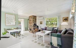 ein Wohnzimmer mit einem Sofa und einem Tisch in der Unterkunft Cozy Home In Hvide Sande With Kitchen in Hvide Sande