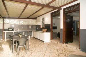 - une cuisine et une salle à manger avec une table et des chaises dans l'établissement Maison de l'ébène Pas, à Cayenne