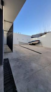une porte ouverte d'un bâtiment avec une clôture dans l'établissement Departamento Rivadavia, à Olavarría