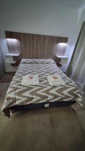 - une chambre avec un lit et 2 serviettes dans l'établissement Departamento Rivadavia, à Olavarría