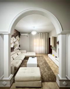 - un salon avec un canapé et une table dans l'établissement SunKissed Centre Apartment, à Vlorë