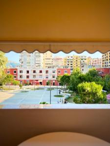 - une vue sur un court de tennis depuis la fenêtre dans l'établissement SunKissed Centre Apartment, à Vlorë