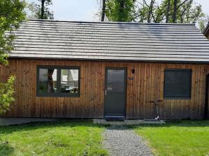 un edificio in legno con porta e finestra di Forest Escape, Somme-Leuze a Somme-Leuze