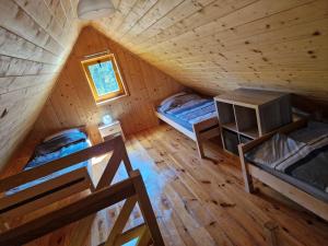 - une chambre dans une cabane en rondins dans l'établissement Domki Morskie Klimaty Rozewie Jastrzębia Góra, à Rozewie
