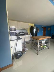 Kitchen o kitchenette sa Khanom Beach Residence 1-bedroom Mountain & Sea View