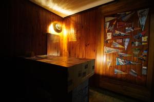 una habitación con una pared de madera con una luz en ella en Hostel Casa Doble V El Precio es por Persona en Ramallo