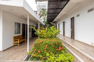 a courtyard of a building with plants and flowers at Hotel Manantial Melgar Torre 2 in Melgar