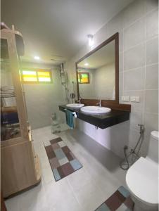Kúpeľňa v ubytovaní Khanom Beach Residence 1-bedroom Mountain & Sea View