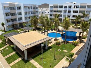 an aerial view of a building and a swimming pool at Nuevo Departamento con Excelente Ubicación y Muy Bonita Alberca - Residencial Almarena II in Mazatlán