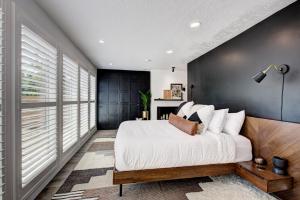 una camera con un grande letto e una parete nera di Off-Broadway - Modern woutdoor haven a Boise