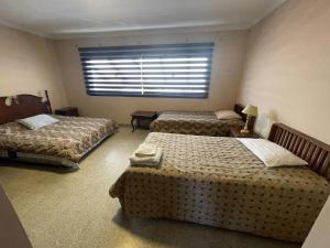 聖克魯斯的住宿－Tradición，酒店客房设有两张床和窗户。