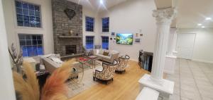 - une vue aérienne sur un salon doté d'une cheminée dans l'établissement Hilltop Mansion at Rebecca's Fountain, à Niskayuna