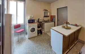 cocina con nevera y lavadora en Lovely Home In Boussac With Kitchen en Boussac