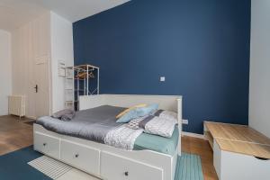 Łóżko lub łóżka w pokoju w obiekcie Sweet Blue T1 Gare Libourne