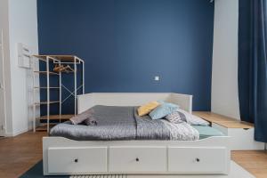 Łóżko lub łóżka w pokoju w obiekcie Sweet Blue T1 Gare Libourne