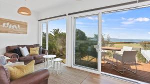 Cuttagee Views Luxury ocean beach front Bermagui Linen & Wifi Provided的阳台或露台