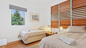 Cuttagee Views Luxury ocean beach front Bermagui Linen & Wifi Provided客房内的一张或多张床位