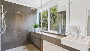 Cuttagee Views Luxury ocean beach front Bermagui Linen & Wifi Provided的一间浴室