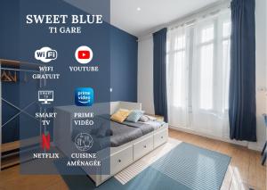 sypialnia z niebieskimi ścianami i łóżkiem w pokoju w obiekcie Sweet Blue T1 Gare Libourne w mieście Libourne