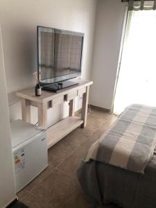 1 dormitorio con cama y espejo grande en Costa de Tigre, habitaciones en Tigre
