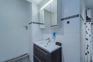 biała łazienka z umywalką i lustrem w obiekcie Sweet Blue T1 Gare Libourne w mieście Libourne