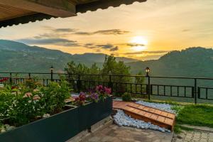 d'une terrasse avec un banc et une vue sur les montagnes. dans l'établissement Assos Kartal Yuvasi Hotel, à Sazlı