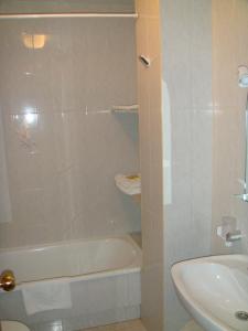 y baño con bañera, aseo y lavamanos. en Hotel Vimar en Sanxenxo
