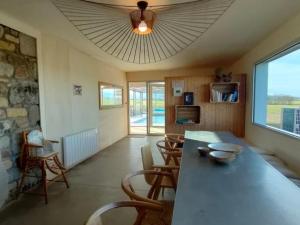 Φωτογραφία από το άλμπουμ του Maison authentique avec piscine chauffée, spa, sauna et cabane au cœur des pâturages - FR-1-496-7 σε Saint-Forgeux-Lespinasse