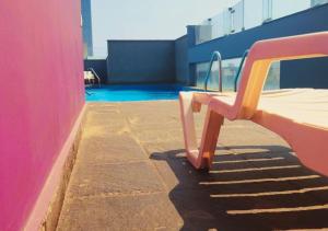 a pink bench sitting on the side of a building at Exclusivo Departamento 2BR en San Isidro in Lima