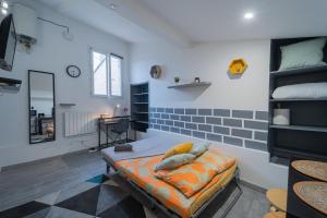 um quarto com uma cama e uma secretária em La Cloche Studio Hypercentre Mairie em Libourne