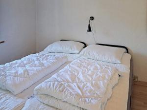 Postel nebo postele na pokoji v ubytování 4 person holiday home in Hadsund-By Traum