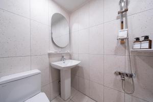 Koupelna v ubytování Croissant Hotel Guri by Aank