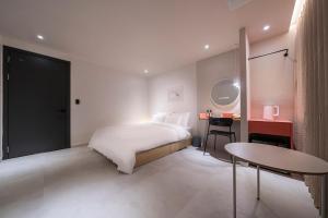 Voodi või voodid majutusasutuse Croissant Hotel Guri by ANNK toas