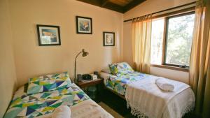 מיטה או מיטות בחדר ב-Nutley Cottage with river view Bermagui Linen provided