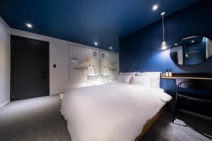 Postel nebo postele na pokoji v ubytování Croissant Hotel Guri by Aank