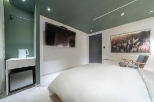 Postel nebo postele na pokoji v ubytování Croissant Hotel Guri by Aank