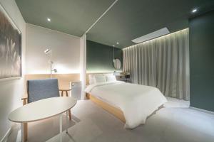 Postel nebo postele na pokoji v ubytování Croissant Hotel Guri by Aank